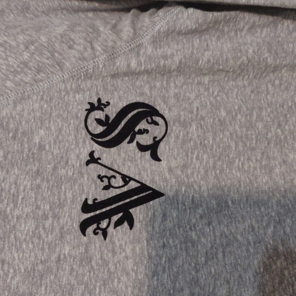 SLIGHTLY USED VICTORIA SECRET LONG SLEEVE LOUNGE SLEEP SHIRT SIZE MEDIUM - Picture 2 of 6